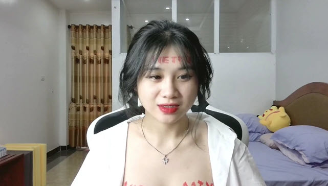 Nữ streamer hot mang áo dài trắng việt nam