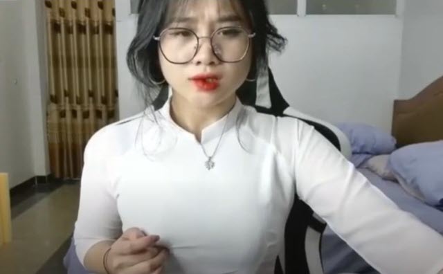 Hành động phản cảm của nữ streamer Anna Gấu 33