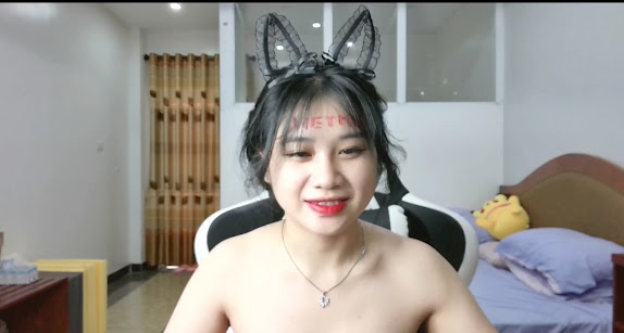 Nữ streamer áo dài