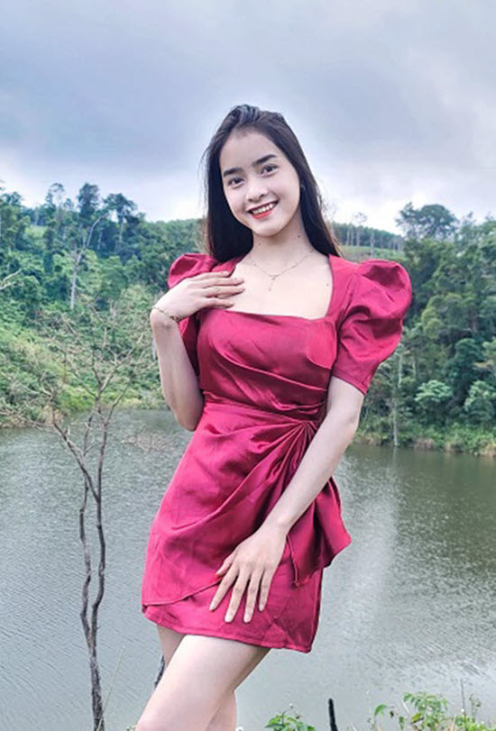 Thiếu nữ xinh đẹp người Ba Na