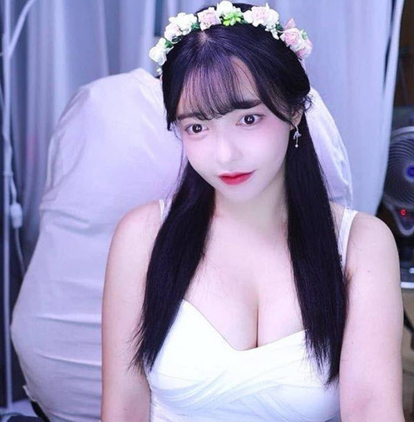 Nhan sắc cực phẩm của nữ streamer Momo